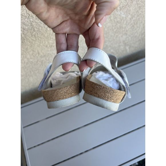 Earth linden laguna leather sandals - size 6 - white/silver - Picture 7 of 10